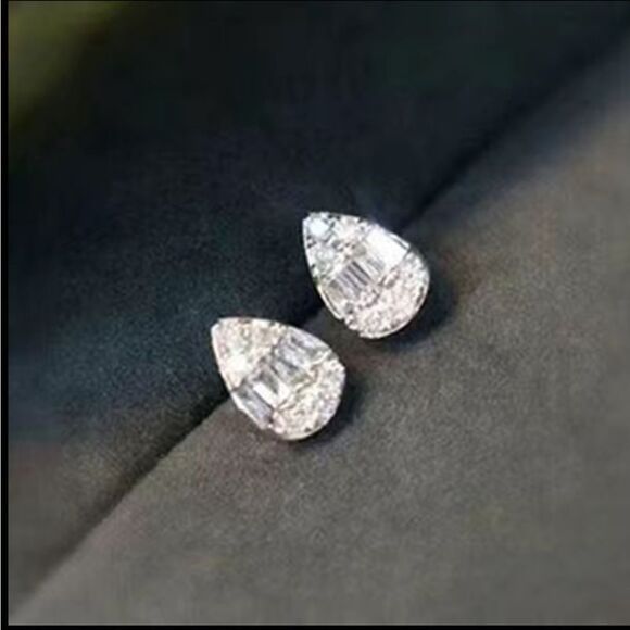 💎Petite Teardrop (Waterdrop) Diamond Stud Earrings💎 - Picture 9 of 9